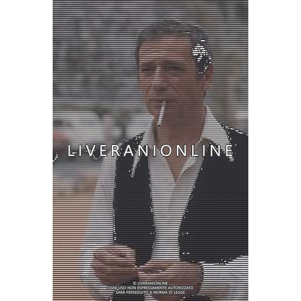 DIAP-RETROSPETTIVA YVES MONTAND ATTORE NELLA FOTO YVES MONTAND NELL\'ANNO 1973 GIOCA A BOCCE POINT SAINT PAUL DE VENCE AG ALDO LIVERANI SAS 