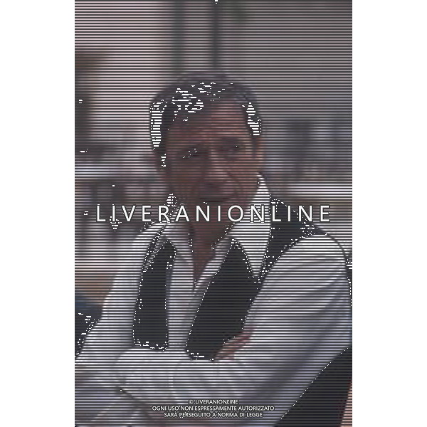 DIAP-RETROSPETTIVA YVES MONTAND ATTORE NELLA FOTO YVES MONTAND NELL\'ANNO 1973 GIOCA A BOCCE POINT SAINT PAUL DE VENCE AG ALDO LIVERANI SAS 