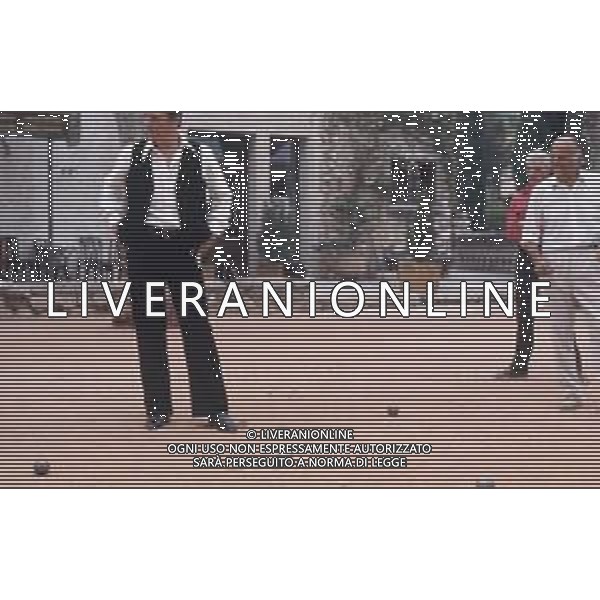 DIAP-RETROSPETTIVA YVES MONTAND ATTORE NELLA FOTO YVES MONTAND NELL\'ANNO 1973 GIOCA A BOCCE POINT SAINT PAUL DE VENCE AG ALDO LIVERANI SAS 