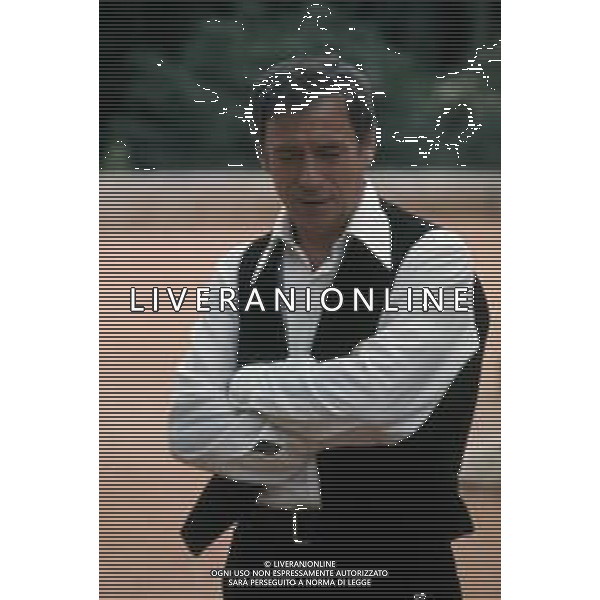 DIAP-RETROSPETTIVA YVES MONTAND ATTORE NELLA FOTO YVES MONTAND NELL\'ANNO 1973 GIOCA A BOCCE POINT SAINT PAUL DE VENCE AG ALDO LIVERANI SAS 