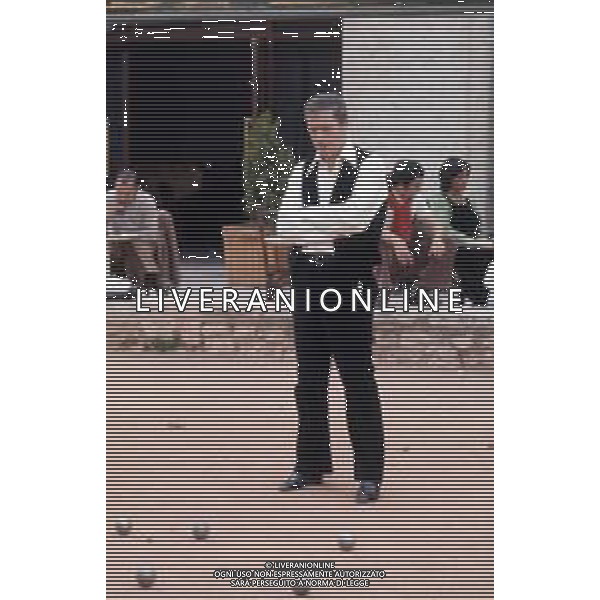 DIAP-RETROSPETTIVA YVES MONTAND ATTORE NELLA FOTO YVES MONTAND NELL\'ANNO 1973 GIOCA A BOCCE POINT SAINT PAUL DE VENCE AG ALDO LIVERANI SAS 