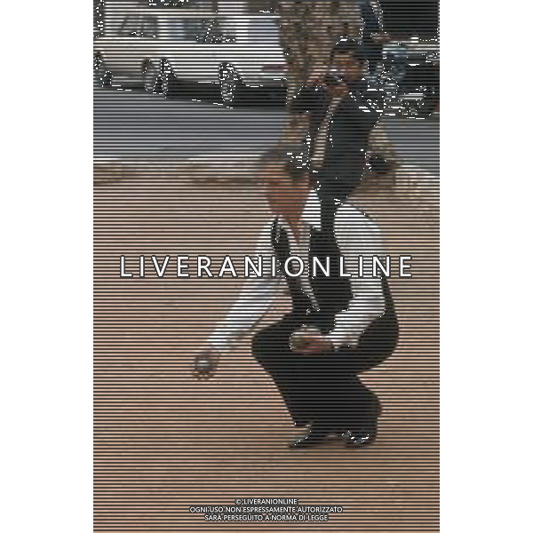 DIAP-RETROSPETTIVA YVES MONTAND ATTORE NELLA FOTO YVES MONTAND NELL\'ANNO 1973 GIOCA A BOCCE POINT SAINT PAUL DE VENCE AG ALDO LIVERANI SAS 