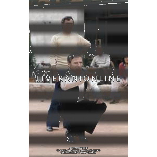 DIAP-RETROSPETTIVA YVES MONTAND ATTORE NELLA FOTO YVES MONTAND NELL\'ANNO 1973 GIOCA A BOCCE POINT SAINT PAUL DE VENCE AG ALDO LIVERANI SAS 