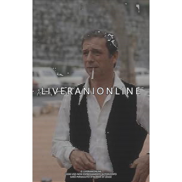 DIAP-RETROSPETTIVA YVES MONTAND ATTORE NELLA FOTO YVES MONTAND NELL\'ANNO 1973 GIOCA A BOCCE POINT SAINT PAUL DE VENCE AG ALDO LIVERANI SAS 