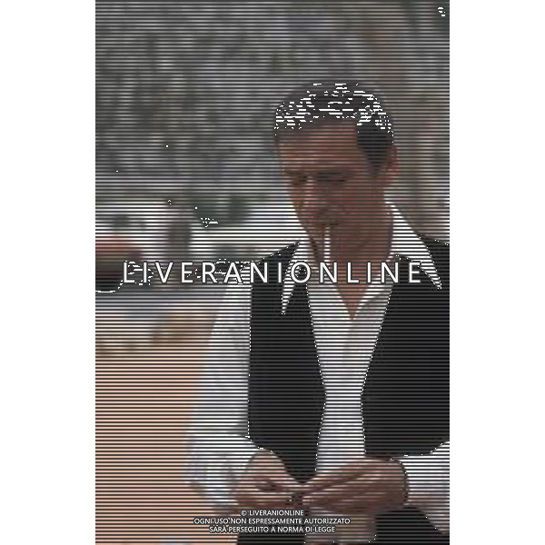 DIAP-RETROSPETTIVA YVES MONTAND ATTORE NELLA FOTO YVES MONTAND NELL\'ANNO 1973 GIOCA A BOCCE POINT SAINT PAUL DE VENCE AG ALDO LIVERANI SAS 