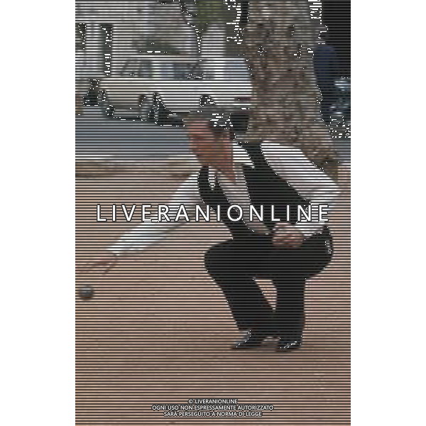 DIAP-RETROSPETTIVA YVES MONTAND ATTORE NELLA FOTO YVES MONTAND NELL\'ANNO 1973 GIOCA A BOCCE POINT SAINT PAUL DE VENCE AG ALDO LIVERANI SAS 