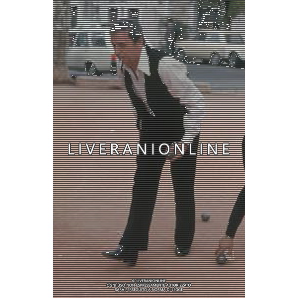 DIAP-RETROSPETTIVA YVES MONTAND ATTORE NELLA FOTO YVES MONTAND NELL\'ANNO 1973 GIOCA A BOCCE POINT SAINT PAUL DE VENCE AG ALDO LIVERANI SAS 