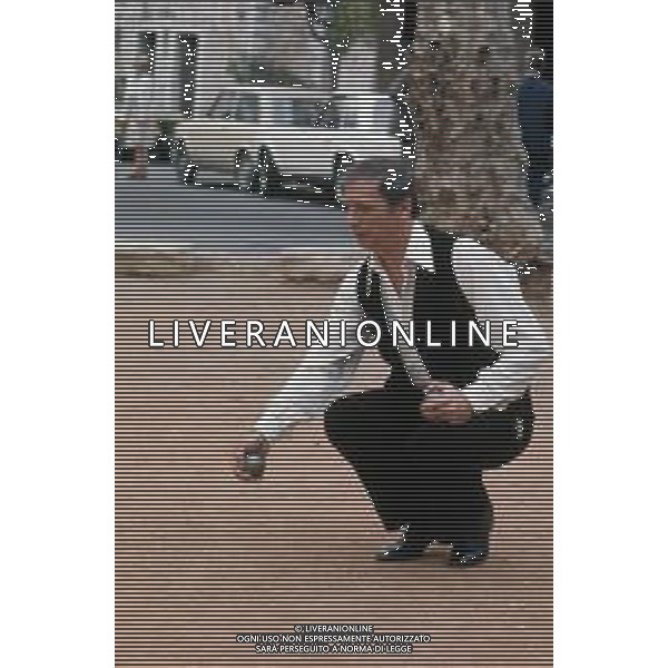 DIAP-RETROSPETTIVA YVES MONTAND ATTORE NELLA FOTO YVES MONTAND NELL\'ANNO 1973 GIOCA A BOCCE POINT SAINT PAUL DE VENCE AG ALDO LIVERANI SAS 