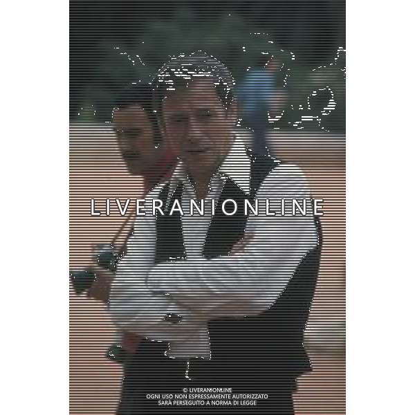 DIAP-RETROSPETTIVA YVES MONTAND ATTORE NELLA FOTO YVES MONTAND NELL\'ANNO 1973 GIOCA A BOCCE POINT SAINT PAUL DE VENCE AG ALDO LIVERANI SAS 