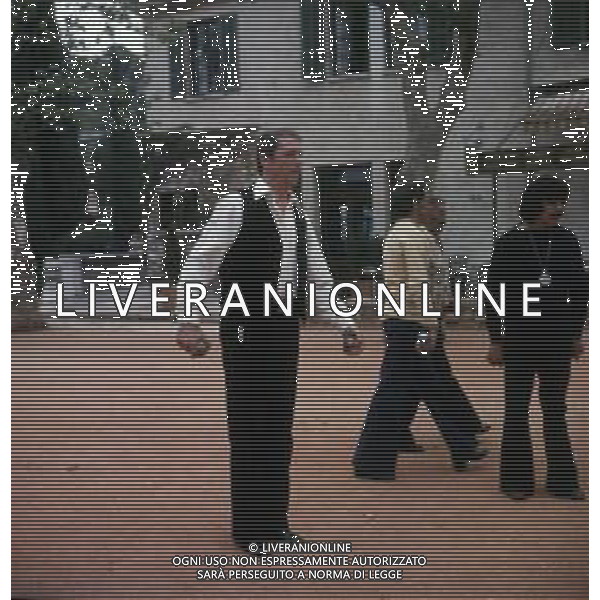DIAP-RETROSPETTIVA YVES MONTAND ATTORE NELLA FOTO YVES MONTAND NELL\'ANNO 1973 GIOCA A BOCCE POINT SAINT PAUL DE VENCE AG ALDO LIVERANI SAS 