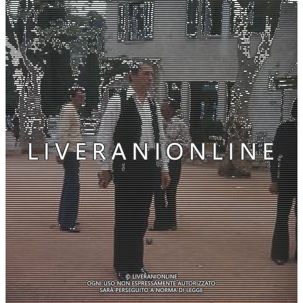 DIAP-RETROSPETTIVA YVES MONTAND ATTORE NELLA FOTO YVES MONTAND NELL\'ANNO 1973 GIOCA A BOCCE POINT SAINT PAUL DE VENCE AG ALDO LIVERANI SAS 