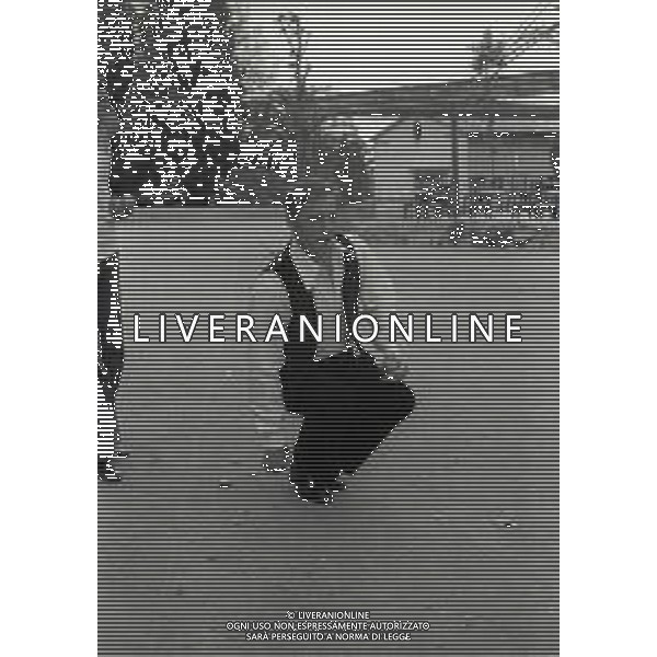 NEG-RETROSPETTIVA YVES MONTAND ATTORE NELLA FOTO YVES MONTAND NELL\'ANNO 1973 GIOCA A BOCCE POINT SAINT PAUL DE VENCE AG ALDO LIVERANI SAS