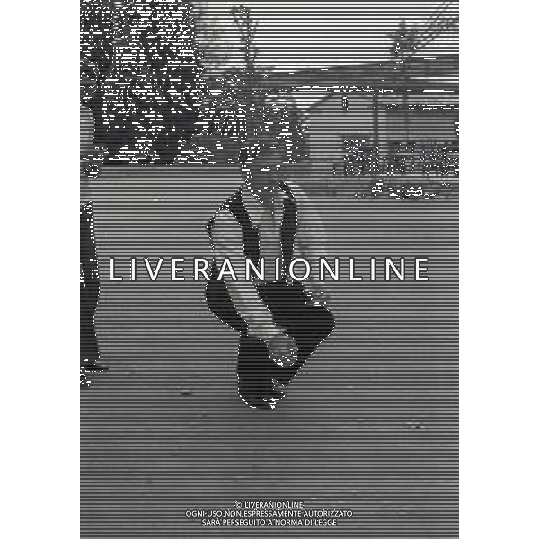 NEG-RETROSPETTIVA YVES MONTAND ATTORE NELLA FOTO YVES MONTAND NELL\'ANNO 1973 GIOCA A BOCCE POINT SAINT PAUL DE VENCE AG ALDO LIVERANI SAS