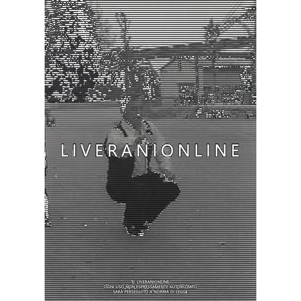 NEG-RETROSPETTIVA YVES MONTAND ATTORE NELLA FOTO YVES MONTAND NELL\'ANNO 1973 GIOCA A BOCCE POINT SAINT PAUL DE VENCE AG ALDO LIVERANI SAS 