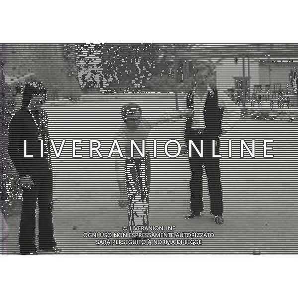 NEG-RETROSPETTIVA YVES MONTAND ATTORE NELLA FOTO YVES MONTAND NELL\'ANNO 1973 GIOCA A BOCCE POINT SAINT PAUL DE VENCE AG ALDO LIVERANI SAS 