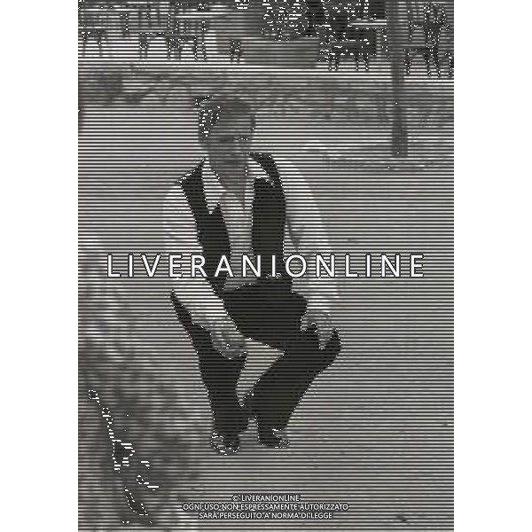 NEG-RETROSPETTIVA YVES MONTAND ATTORE NELLA FOTO YVES MONTAND NELL\'ANNO 1973 GIOCA A BOCCE POINT SAINT PAUL DE VENCE AG ALDO LIVERANI SAS  