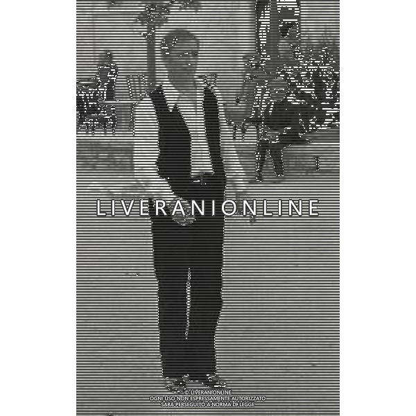NEG-RETROSPETTIVA YVES MONTAND ATTORE NELLA FOTO YVES MONTAND NELL\'ANNO 1973 GIOCA A BOCCE POINT SAINT PAUL DE VENCE AG ALDO LIVERANI SAS 