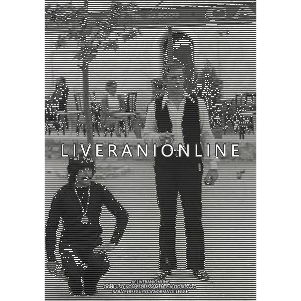 NEG-RETROSPETTIVA YVES MONTAND ATTORE NELLA FOTO YVES MONTAND NELL\'ANNO 1973 GIOCA A BOCCE POINT SAINT PAUL DE VENCE AG ALDO LIVERANI SAS