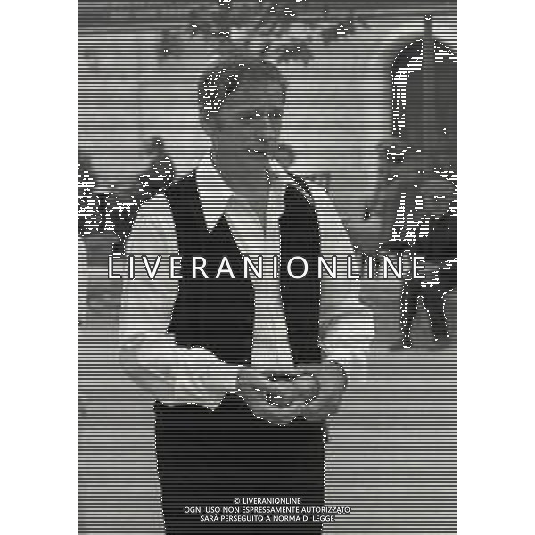 NEG-RETROSPETTIVA YVES MONTAND ATTORE NELLA FOTO YVES MONTAND NELL\'ANNO 1973 GIOCA A BOCCE POINT SAINT PAUL DE VENCE AG ALDO LIVERANI SAS 