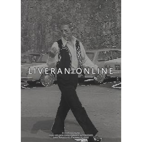 NEG-RETROSPETTIVA YVES MONTAND ATTORE NELLA FOTO YVES MONTAND NELL\'ANNO 1973 GIOCA A BOCCE POINT SAINT PAUL DE VENCE AG ALDO LIVERANI SAS 