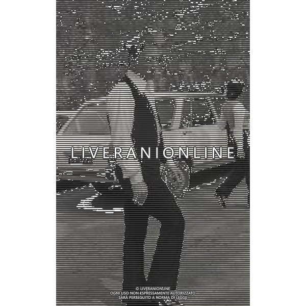 NEG-RETROSPETTIVA YVES MONTAND ATTORE NELLA FOTO YVES MONTAND NELL\'ANNO 1973 GIOCA A BOCCE POINT SAINT PAUL DE VENCE AG ALDO LIVERANI SAS  