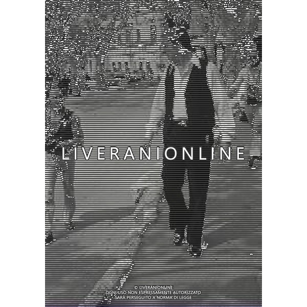 NEG-RETROSPETTIVA YVES MONTAND ATTORE NELLA FOTO YVES MONTAND NELL\'ANNO 1973 GIOCA A BOCCE POINT SAINT PAUL DE VENCE AG ALDO LIVERANI SAS