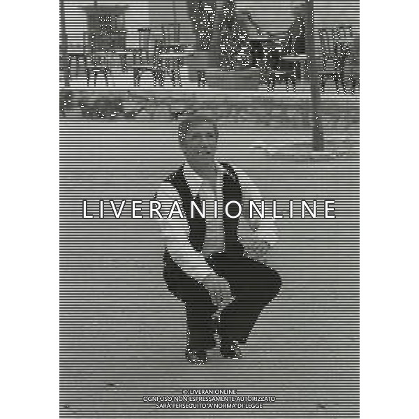 NEG-RETROSPETTIVA YVES MONTAND ATTORE NELLA FOTO YVES MONTAND NELL\'ANNO 1973 GIOCA A BOCCE POINT SAINT PAUL DE VENCE AG ALDO LIVERANI SAS 