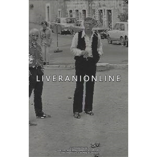 NEG-RETROSPETTIVA YVES MONTAND ATTORE NELLA FOTO YVES MONTAND NELL\'ANNO 1973 GIOCA A BOCCE POINT SAINT PAUL DE VENCE AG ALDO LIVERANI SAS 