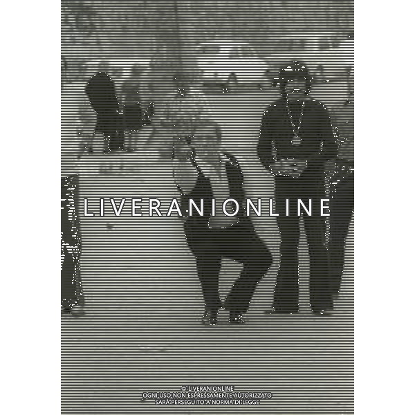 NEG-RETROSPETTIVA YVES MONTAND ATTORE NELLA FOTO YVES MONTAND NELL\'ANNO 1973 GIOCA A BOCCE POINT SAINT PAUL DE VENCE AG ALDO LIVERANI SAS 