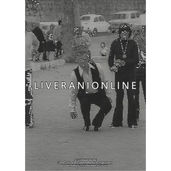 NEG-RETROSPETTIVA YVES MONTAND ATTORE NELLA FOTO YVES MONTAND NELL\'ANNO 1973 GIOCA A BOCCE POINT SAINT PAUL DE VENCE AG ALDO LIVERANI SAS