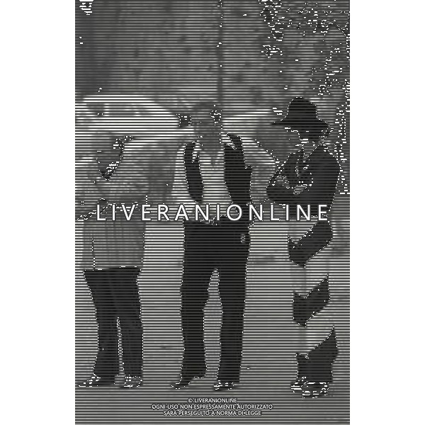 NEG-RETROSPETTIVA YVES MONTAND ATTORE NELLA FOTO YVES MONTAND NELL\'ANNO 1973 GIOCA A BOCCE POINT SAINT PAUL DE VENCE AG ALDO LIVERANI SAS