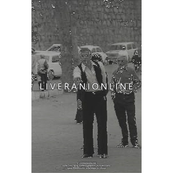 NEG-RETROSPETTIVA YVES MONTAND ATTORE NELLA FOTO YVES MONTAND NELL\'ANNO 1973 GIOCA A BOCCE POINT SAINT PAUL DE VENCE AG ALDO LIVERANI SAS