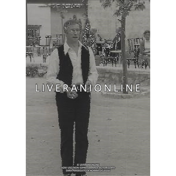 NEG-RETROSPETTIVA YVES MONTAND ATTORE NELLA FOTO YVES MONTAND NELL\'ANNO 1973 GIOCA A BOCCE POINT SAINT PAUL DE VENCE AG ALDO LIVERANI SAS