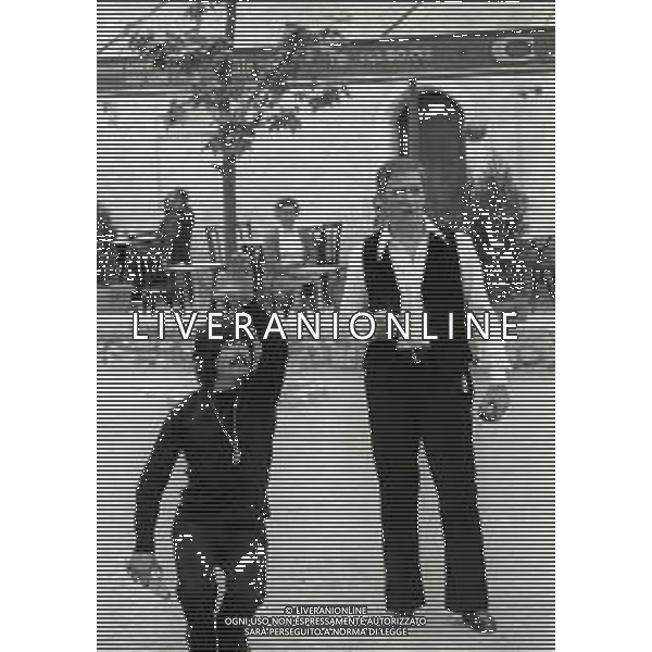 NEG-RETROSPETTIVA YVES MONTAND ATTORE NELLA FOTO YVES MONTAND NELL\'ANNO 1973 GIOCA A BOCCE POINT SAINT PAUL DE VENCE AG ALDO LIVERANI SAS