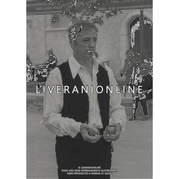 NEG-RETROSPETTIVA YVES MONTAND ATTORE NELLA FOTO YVES MONTAND NELL\'ANNO 1973 GIOCA A BOCCE POINT SAINT PAUL DE VENCE AG ALDO LIVERANI SAS  