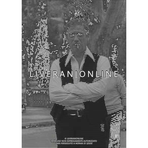 NEG-RETROSPETTIVA YVES MONTAND ATTORE NELLA FOTO YVES MONTAND NELL\'ANNO 1973 GIOCA A BOCCE POINT SAINT PAUL DE VENCE AG ALDO LIVERANI SAS  
