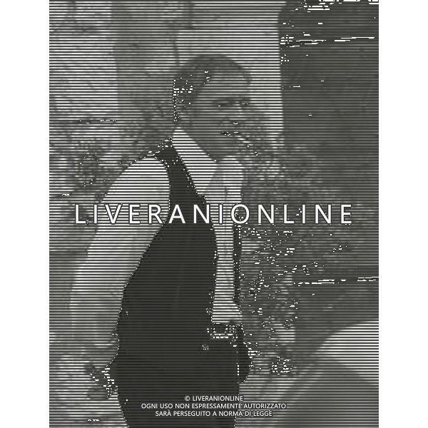 NEG-RETROSPETTIVA YVES MONTAND ATTORE NELLA FOTO YVES MONTAND NELL\'ANNO 1973 GIOCA A BOCCE POINT SAINT PAUL DE VENCE AG ALDO LIVERANI SAS