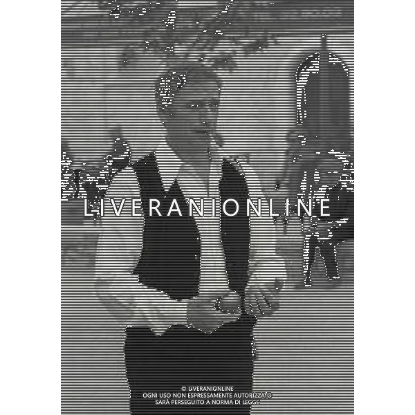 NEG-RETROSPETTIVA YVES MONTAND ATTORE NELLA FOTO YVES MONTAND NELL\'ANNO 1973 GIOCA A BOCCE POINT SAINT PAUL DE VENCE AG ALDO LIVERANI SAS