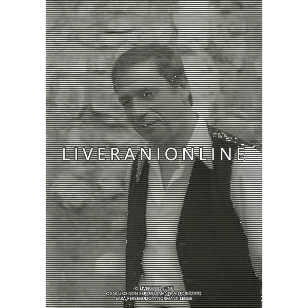 NEG-RETROSPETTIVA YVES MONTAND ATTORE NELLA FOTO YVES MONTAND NELL\'ANNO 1973 GIOCA A BOCCE POINT SAINT PAUL DE VENCE AG ALDO LIVERANI SAS