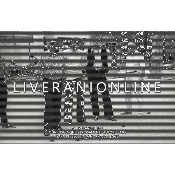 NEG-RETROSPETTIVA YVES MONTAND ATTORE NELLA FOTO YVES MONTAND NELL\'ANNO 1973 GIOCA A BOCCE POINT SAINT PAUL DE VENCE AG ALDO LIVERANI SAS