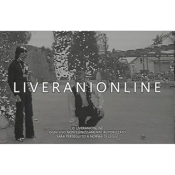 NEG-RETROSPETTIVA YVES MONTAND ATTORE NELLA FOTO YVES MONTAND NELL\'ANNO 1973 GIOCA A BOCCE POINT SAINT PAUL DE VENCE AG ALDO LIVERANI SAS 