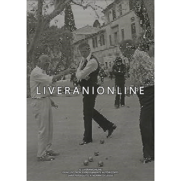 NEG-RETROSPETTIVA YVES MONTAND ATTORE NELLA FOTO YVES MONTAND NELL\'ANNO 1973 GIOCA A BOCCE POINT SAINT PAUL DE VENCE AG ALDO LIVERANI SAS  
