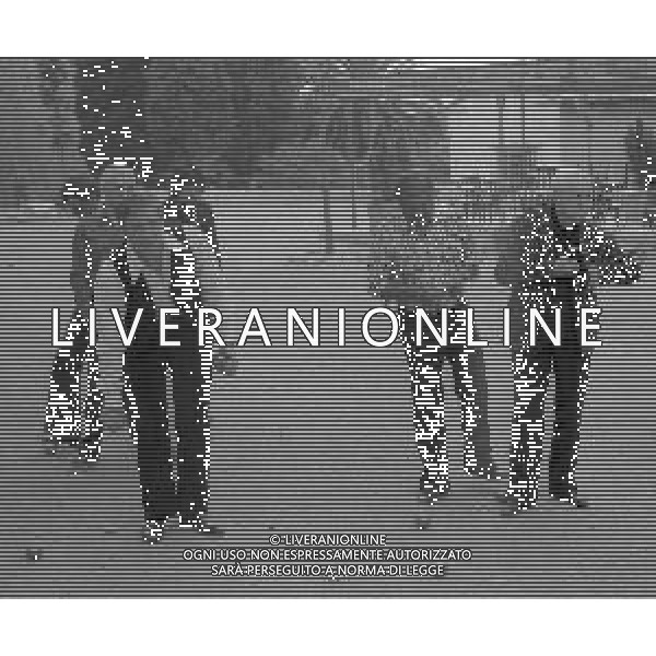 NEG-RETROSPETTIVA YVES MONTAND ATTORE NELLA FOTO YVES MONTAND NELL\'ANNO 1973 GIOCA A BOCCE POINT SAINT PAUL DE VENCE AG ALDO LIVERANI SAS