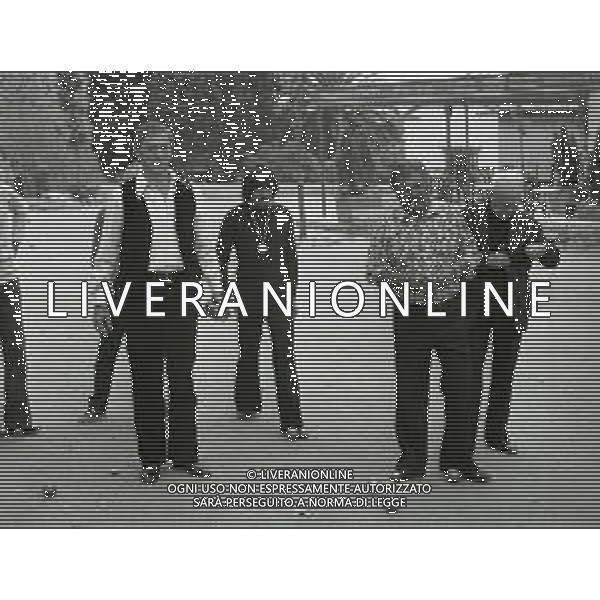 NEG-RETROSPETTIVA YVES MONTAND ATTORE NELLA FOTO YVES MONTAND NELL\'ANNO 1973 GIOCA A BOCCE POINT SAINT PAUL DE VENCE AG ALDO LIVERANI SAS