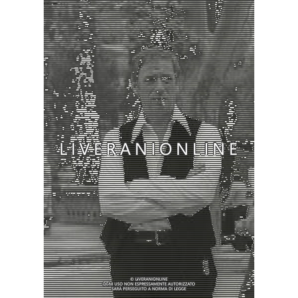 NEG-RETROSPETTIVA YVES MONTAND ATTORE NELLA FOTO YVES MONTAND NELL\'ANNO 1973 GIOCA A BOCCE POINT SAINT PAUL DE VENCE AG ALDO LIVERANI SAS