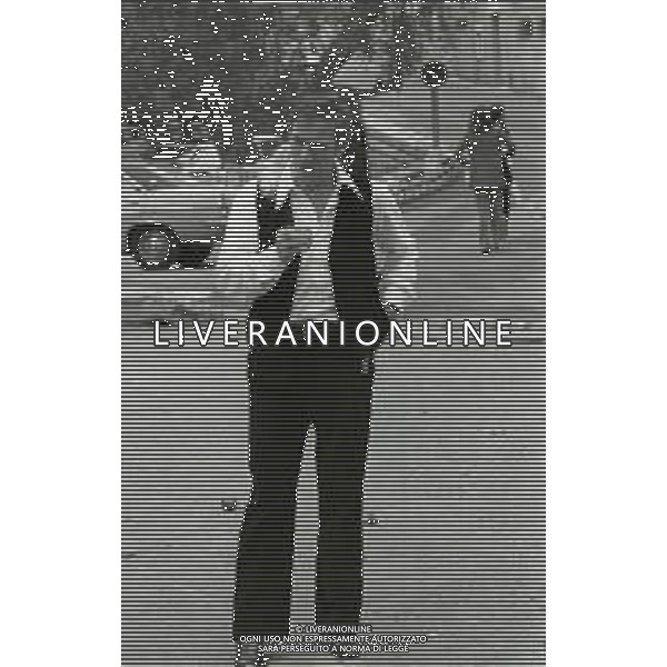 NEG-RETROSPETTIVA YVES MONTAND ATTORE NELLA FOTO YVES MONTAND NELL\'ANNO 1973 GIOCA A BOCCE POINT SAINT PAUL DE VENCE AG ALDO LIVERANI SAS