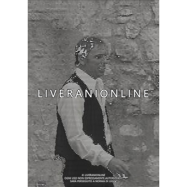 NEG-RETROSPETTIVA YVES MONTAND ATTORE NELLA FOTO YVES MONTAND NELL\'ANNO 1973 GIOCA A BOCCE POINT SAINT PAUL DE VENCE AG ALDO LIVERANI SAS