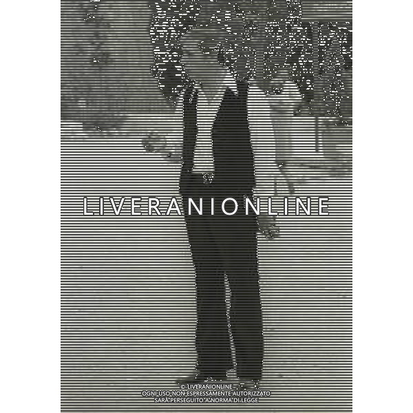NEG-RETROSPETTIVA YVES MONTAND ATTORE NELLA FOTO YVES MONTAND NELL\'ANNO 1973 GIOCA A BOCCE POINT SAINT PAUL DE VENCE AG ALDO LIVERANI SAS