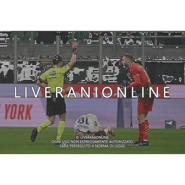 Milan vs Lazio nella foto l\'arbitro Gianluca Manganiello di Pinerolo (TO) espelle Strahinja Pavlovic (Milan) per il fallo su Gustav Isaksen (Lazio) Milano 02-03-2025 Stadio Giuseppe Meazza - San Siro Campionato Serie A Enilive - 27a giornata foto Roberto Garavaglia/Agenzia Aldo Liverani sas