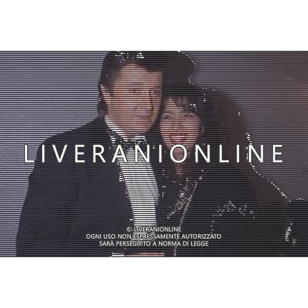DIAP-RETROSPETTIVA BOBBY SOLO CANTANTE NELLA FOTO BOBBY SOLO CON LA COMPAGNA MIMMA FOTI E LA FIGLIA VERONICA NELLA TRASMISSIONE TELEVISIVA “ RISATE IN FAMIGLIA“ ANNO 1990 AG ALDO LIVERANI SAS